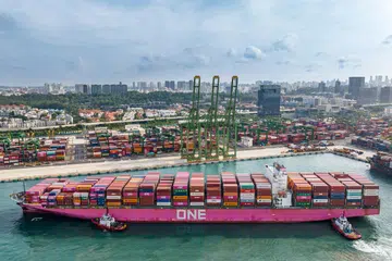 PENCAPAIAN BARU: Pencapaian itu diraikan dengan ketibaan kapal kontena ONE OLYMPUS di Terminal Pasir Panjang.