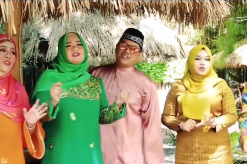 Kumpulan Rampai Harmoni dari Indonesia berbesar hati dapat mengutuhkan hubungan Nusantara menerusi lagu Juadah Lebaran, dengan tajuk hampir sama dengan lagu versi Singapura.