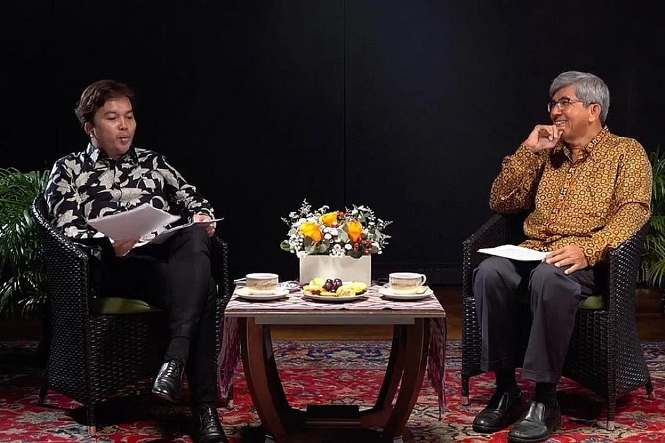 IDENTITI MASYARAKAT MELAYU SINGAPURA: Mantan Menteri Bertanggungjawab bagi Ehwal Masyarakat Islam, Dr Yaacob Ibrahim, pada perbincangan panel di Siri Cendekiawan Lestari. Bersama beliau ialah ahli akademik, Dr Azhar Ibrahim. - Foto YAYASAN WARISAN MELAYU