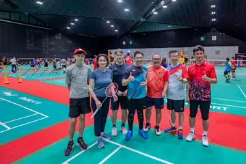 PERLAWANAN PERSAHABATAN: Dr Mohamad Maliki Osman (tengah) bersama duta dan wakil diplomat dari negara-negara yang hadir dalam perlawanan persahabatan badminton iaitu (dari kiri) Encik Roch Bogdziewicz dan Duta Republik Poland ke Singapura, Cik Magdalena Bogdziewicz; Timbalan Ketua Misi & Menteri bagi Kedutaan Jepun, Encik Yoshiaki Takahashi; Duta Republik Indonesia ke Singapura, Encik Suryo Pratomo; Duta Besar Istimewa dan Mutlak Korea Selatan, Dr Choi Hoon  dan Timbalan Pesuruhjaya Tinggi Malaysia, Encik Khairul Nazran Abdul Rahman.