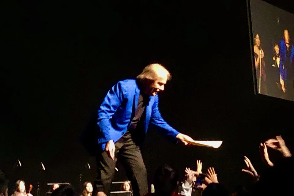 BEREBUT PENONTON: Sekumpulan kanak-kanak dan remaja bergegas ke depan pentas untuk mendapatkan nota piano pemberian Richard Clayderman.