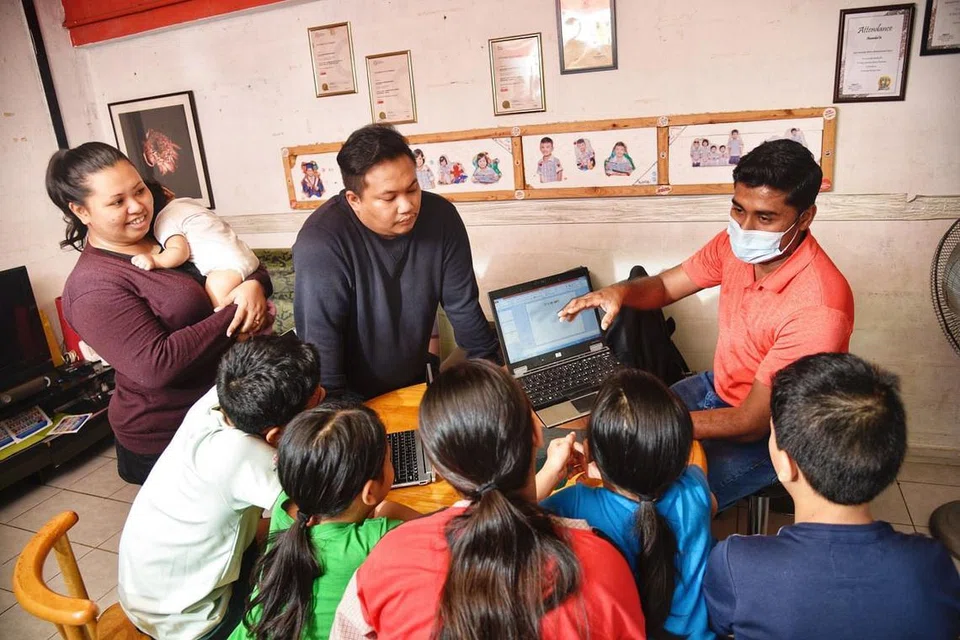 DAMPING KELUARGA: Encik Rajeevan antara lain mengajar Encik Nazri dan Cik Mariana serta anak-anak mereka kemahiran asas komputer termasuk membuat permohonan secara dalam talian.