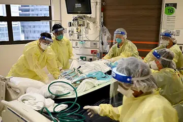 KEMBALI BEROPERASI: Kebanyakan hospital telah kembali beroperasi seperti biasa, dengan semua wad dibuka dan kakitangan digalakkan untuk mengambil cuti. Gambar menunjukkan kakitangan hospital mengendali pesakit Covid-19 yang telah pulih di SGH pada 2021. - Foto fail