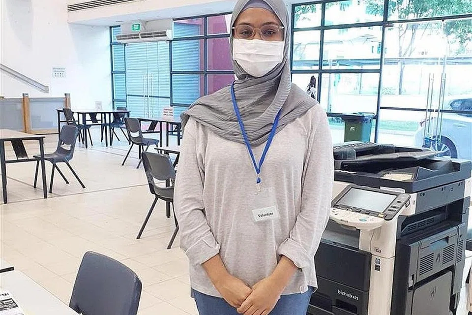 PUAS LIHAT ORANG DIBANTU TERSENYUM: Cik Aqilah giat membantu di Kelab Masyarakat Woodlands dalam pelbagai inisiatif kerana gemar melihat senyuman pada wajah orang lain apabila beliau menolong mereka. - Foto ITE