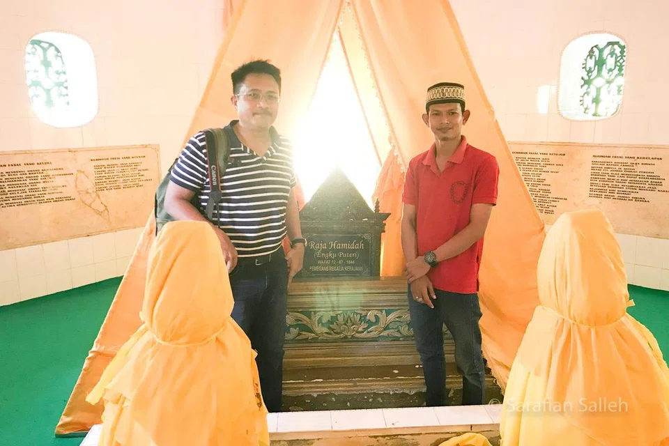 Encik Sarafian Salleh (kiri) berkunjung ke Makam Raja Hamidah dan Makam Daeng Makoh di Pulau Penyengat. 