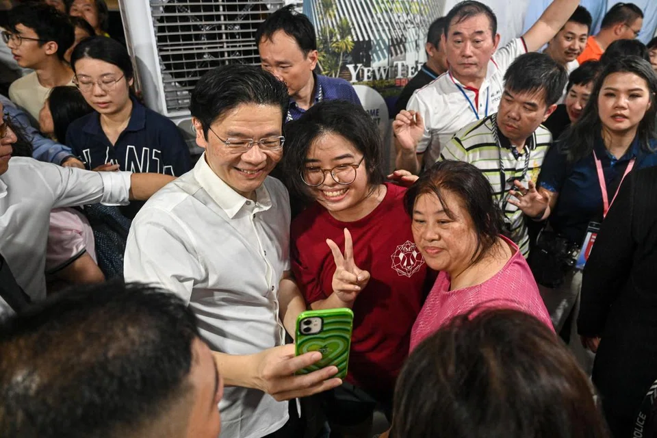 Selepas ucapannya, Perdana Menteri, Encik Lawrence Wong, meluangkan masa kira-kira 30 minit untuk bertemu dan mengambil gambar besama penduduk GRC Marsiling-Yew Tee.