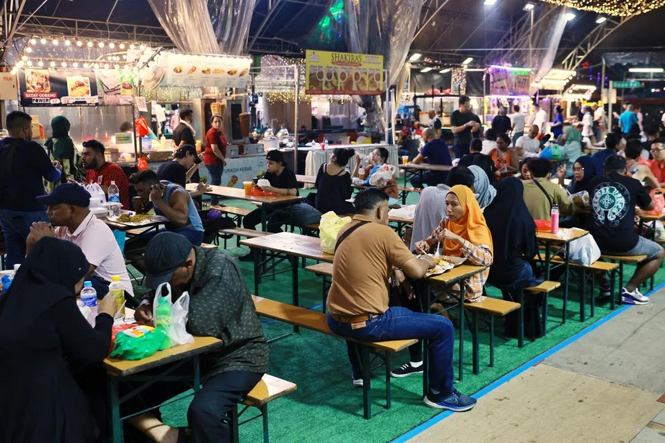 Sebilangan peniaga di bazar Wisma Geylang Serai pada 2023 dan pelanggan memberi maklum balas mengenai kos sewa gerai dan harga barangan/makanan yang tinggi.