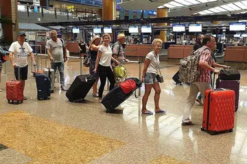 SEMUA SIHAT: Kesemua penumpang dibenarkan turun dari kapal persiaran yang berlabuh di Singapura, selepas ditolak beberapa pelabuhan lain ekoran kebimbangan terhadap koronavirus. - Foto ZAOBAO
