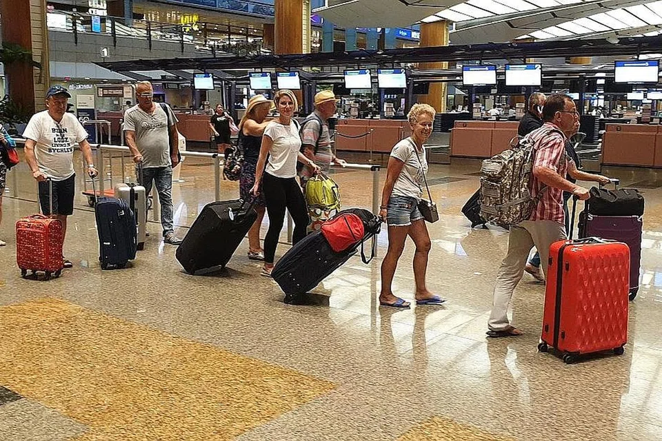 SEMUA SIHAT: Kesemua penumpang dibenarkan turun dari kapal persiaran yang berlabuh di Singapura, selepas ditolak beberapa pelabuhan lain ekoran kebimbangan terhadap koronavirus. - Foto ZAOBAO