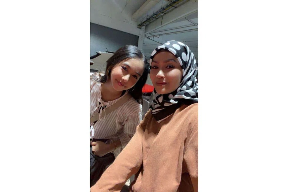 Putri Nur’Naiema Muhammad Ismail (kiri) bersama ibunya, Cik Aedah Yusoff.