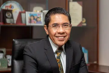 Menteri di Pejabat Perdana Menteri, Dr Mohamad Maliki Osman, menerima Anugerah Alumni Antarabangsa bagi Pencapaian Luar Biasa Madhuri dan Jagdish N. Sheth 2023-2024 dalam satu majlis pada 18 April. 