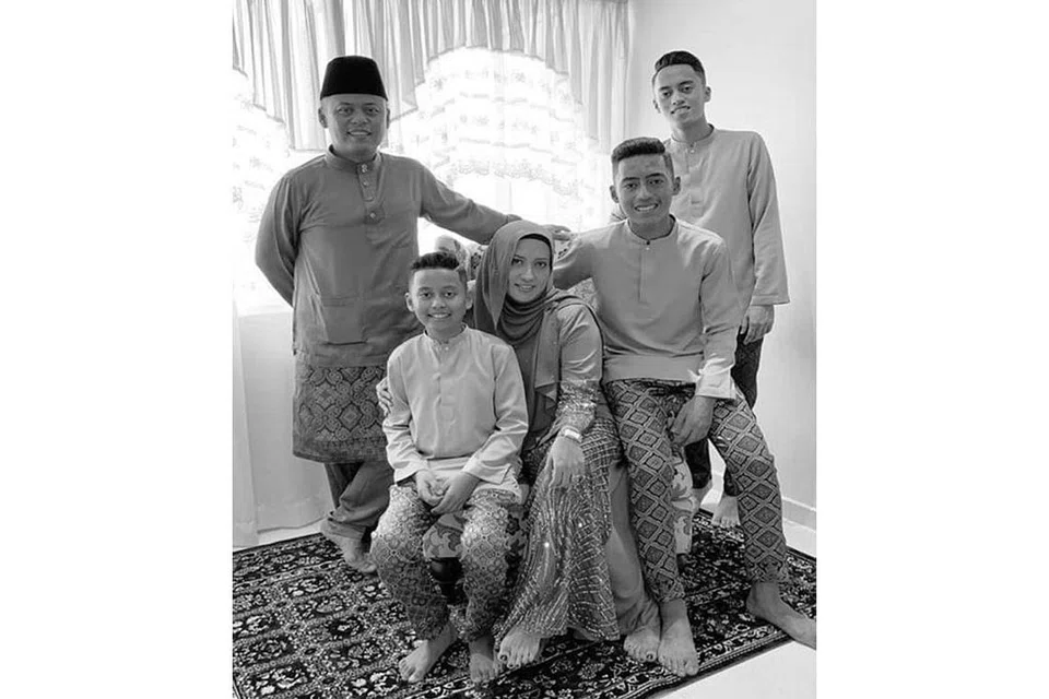 MULA DI PERINGKAT AWAL: Cik Rohana Jaynon Abidin dan suaminya, Encik Johari Osman telah menghantar anak-anaknya ke Andalus dari peringkat awal supaya mereka mempunyai ilmu ukhrawi. (Dari Kiri) Encik Johari Osman, anak bongsu Ifad Ayan, Cik Rohana Jaynon Abidin, anak kedua Iyad Syarf Johari dan anak sulung, Encik Imad Fayez Johari. - Foto ANDALUS