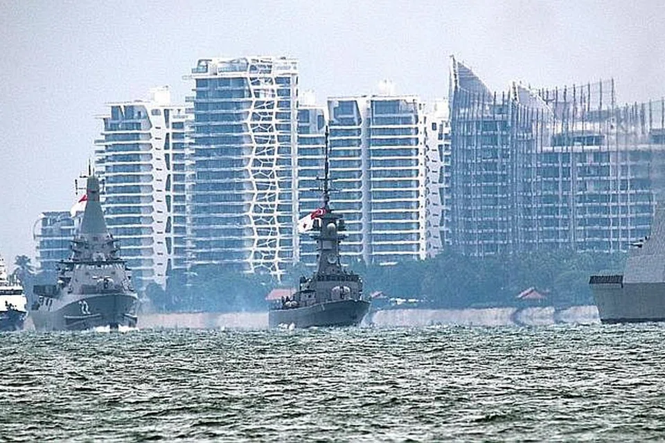 PAMER KEKUATAN: Antara kapal yang menyertai acara layar lalu Perbarisan Hari Kebangsaan (NDP) pada 9 Ogos kelak. - Foto ZAOBAO 