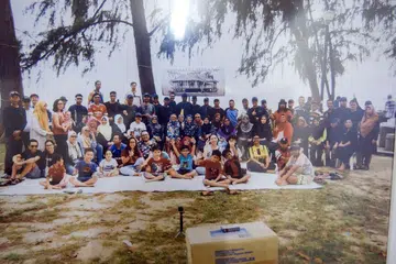 HARI KELUARGA: Pada 5 Mac 2017, buat pertama kali diadakan Hari Keluarga Kengkawan Pasir Panjang (KPP) di East Coast setelah 30 tahun berpisah. Ustaz Mohd Fitras Bakaram mempengerusikan Jawatankuasa KPP. Sebagai mengenang kampung-kampung di Pasir Panjang itu, mereka turut memaparkan sepanduk gambar lama rumah kampung mereka. - Foto-foto ihsan USTAZ MOHD FITRAS BAKARAM.