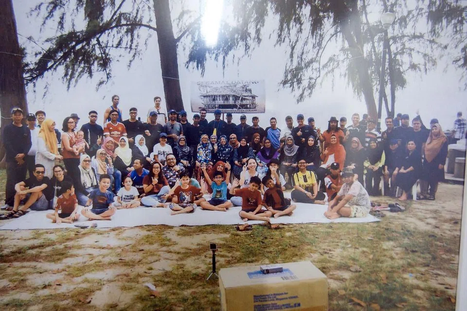 HARI KELUARGA: Pada 5 Mac 2017, buat pertama kali diadakan Hari Keluarga Kengkawan Pasir Panjang (KPP) di East Coast setelah 30 tahun berpisah. Ustaz Mohd Fitras Bakaram mempengerusikan Jawatankuasa KPP. Sebagai mengenang kampung-kampung di Pasir Panjang itu, mereka turut memaparkan sepanduk gambar lama rumah kampung mereka. - Foto-foto ihsan USTAZ MOHD FITRAS BAKARAM.