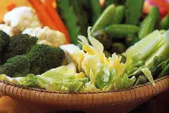 CARA ELAK CEPAT LAPAR: Selain minum air putih sebelum makan, anda juga amat digalakkan memakan sayur-sayuran. Ia satu cara yang pantas mengehadkan pengambilan kalori dalam tubuh, sekali gus mempercepat rasa kenyang. - Foto fail