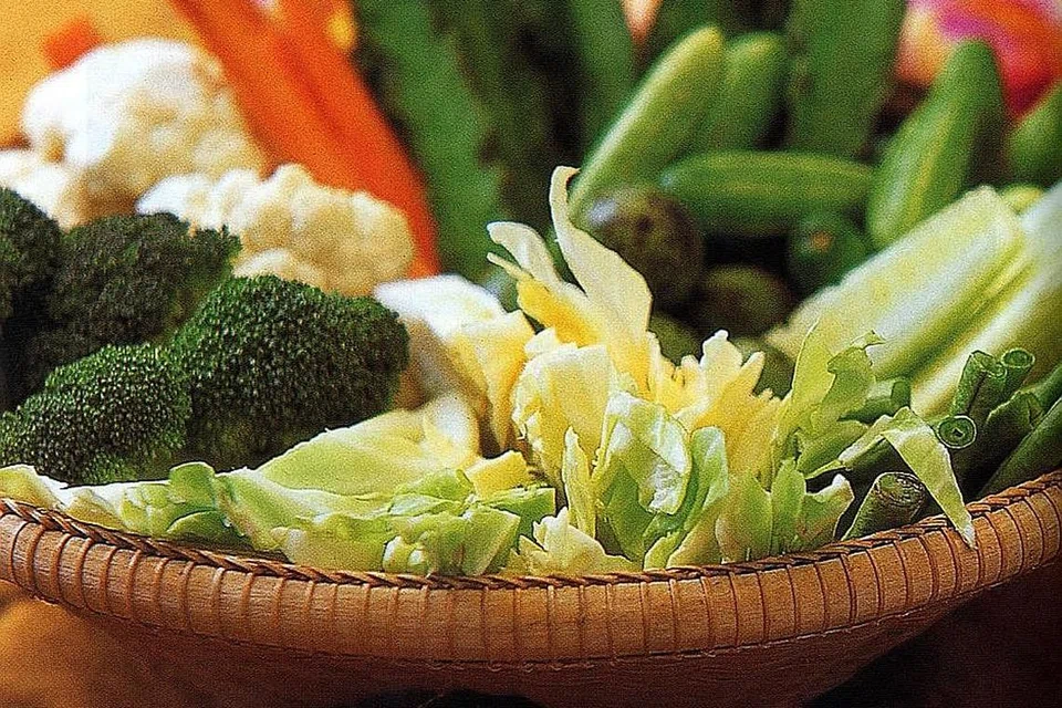 CARA ELAK CEPAT LAPAR: Selain minum air putih sebelum makan, anda juga amat digalakkan memakan sayur-sayuran. Ia satu cara yang pantas mengehadkan pengambilan kalori dalam tubuh, sekali gus mempercepat rasa kenyang. - Foto fail