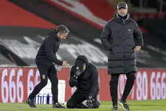 GAMBAR MEMBAWA SERIBU CERITA: Pengurus Southampton manager Ralph Hasenhuttl (tengah) berlutut menangis meraikan kemenangan di sebelah pengurus Liverpool Juergen Klopp (kanan). - Foto EPA-EFE