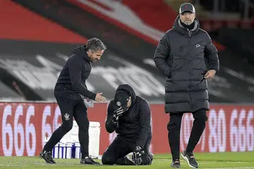 GAMBAR MEMBAWA SERIBU CERITA: Pengurus Southampton manager Ralph Hasenhuttl (tengah) berlutut menangis meraikan kemenangan di sebelah pengurus Liverpool Juergen Klopp (kanan). - Foto EPA-EFE