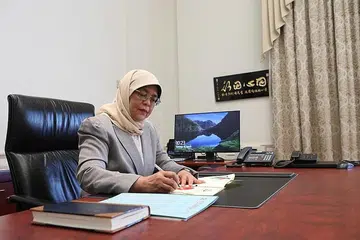 DEMI SOKONG PEKERJA, PERNIAGAAN: Presiden Halimah berkata beliau berunding dengan Majlis Penasihat Presidensebelum memberi persetujun beliau. - Foto HALIMAH YACOB/FACEBOOK