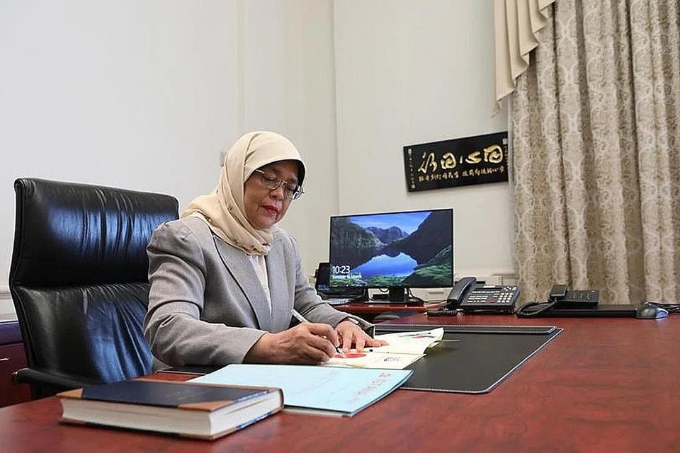 DEMI SOKONG PEKERJA, PERNIAGAAN: Presiden Halimah berkata beliau berunding dengan Majlis Penasihat Presidensebelum memberi persetujun beliau. - Foto HALIMAH YACOB/FACEBOOK