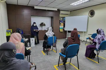 KELAS MENGAJI PERCUMA: Pelajar mengikuti program Kempen Celik Al-Quran (KCQ) Pergeraq yang disampaikan oleh Ustazah Suminah Khairi. - Foto PERGERAQ