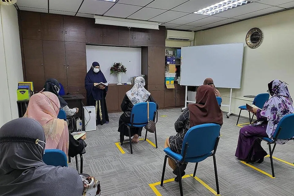 KELAS MENGAJI PERCUMA: Pelajar mengikuti program Kempen Celik Al-Quran (KCQ) Pergeraq yang disampaikan oleh Ustazah Suminah Khairi. - Foto PERGERAQ