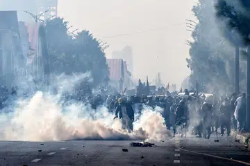 Polis melepaskan gas pemedih mata bagi menyuraikan penyokong Parti Tehreek-e-Insaf Pakistan (PTI) dalam bantahan menuntut pembebasan bekas Perdana Menteri, Imran Khan, dari penjara.