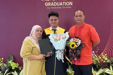 Selain menghargai bantuan Subsidi Yuran Pengajian Tinggi (TTFS) Muhammad Isfarhan Ishak (tengah) juga bersyukur dengan sokongan yang diberi oleh ibu bapanya, Cik Suhani Bandan (kiri)dan Encik Ishak Daud (kanan).