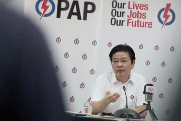 PERTAHANKAN KEWIBAWAAN: Encik Lawrence Wong membidas dakwaan pengerusi SDP Paul Tambyah bahawa pasukan bertindak berbilang kementerian bagi menangani penularan Covid-19 tidak mendapatkan nasihat pakar perubatan dalam menjalankan tugasnya semasa satu sidang akhbar di pejabat PAP Woodgrove di Woodlands Avenue 5 semalam. - Foto BH oleh KELVIN CHNG