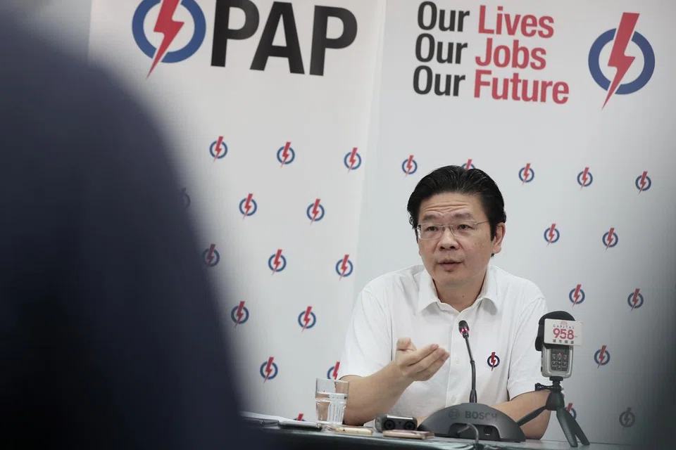 PERTAHANKAN KEWIBAWAAN: Encik Lawrence Wong membidas dakwaan pengerusi SDP Paul Tambyah bahawa pasukan bertindak berbilang kementerian bagi menangani penularan Covid-19 tidak mendapatkan nasihat pakar perubatan dalam menjalankan tugasnya semasa satu sidang akhbar di pejabat PAP Woodgrove di Woodlands Avenue 5 semalam. - Foto BH oleh KELVIN CHNG