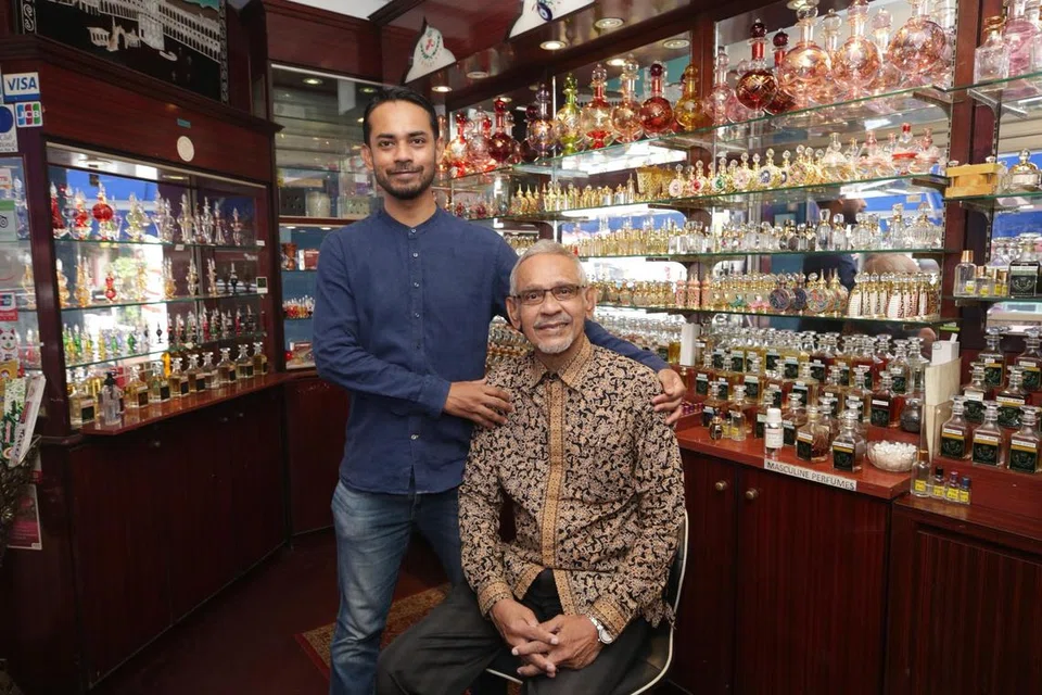 Allahyarham Mohamed Jamal Kazura (kanan) bersama anaknya, Encik Samir Kazura (kiri), di kedai minyak wangi mereka, Jamal Kazura Aromatics.