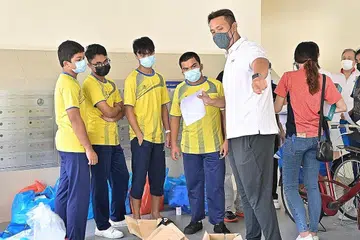 KERJA SUKARELA PUPUK SIKAP BERSYUKUR: Ada banyak manfaat yang boleh diperoleh apabila seorang remaja melakukan aktiviti kebajikan secara sukarela. Contohnya, apabila menolong menghidangkan makanan bagi orang miskin, beliau berasa bersyukur kerana mempunyai pelbagai makanan di rumah. - Foto M³@Pasir Ris-Punggol