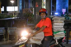 BANGUN AWAL: Encik Rathnakumar Chokkalingam, 62 tahun, adalah salah seorang daripada 390 penghantar surat khabar yang menghantar enam terbitan berita SPH Media.
