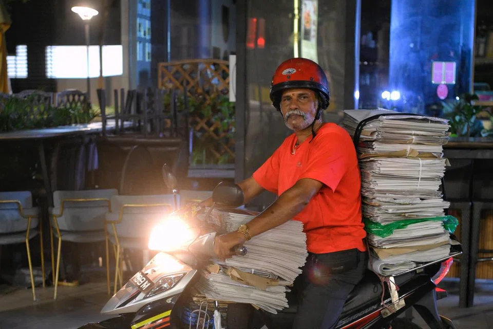 BANGUN AWAL: Encik Rathnakumar Chokkalingam, 62 tahun, adalah salah seorang daripada 390 penghantar surat khabar yang menghantar enam terbitan berita SPH Media.