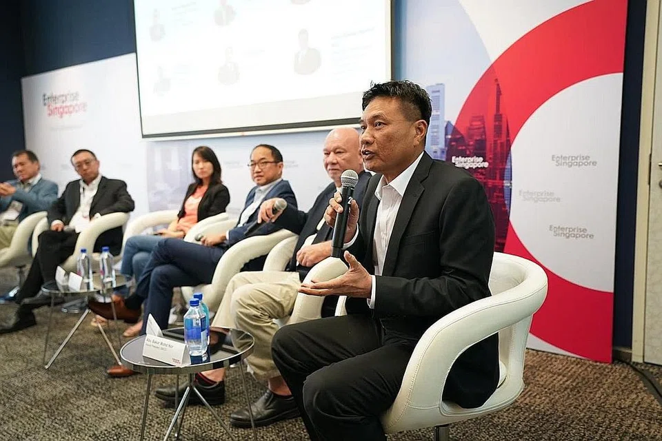 KUKUHKAN PERNIAGAAN: Encik Abu Bakar (kanan) menarik perhatian peranan DPPMS dan Pusat SME @DPPMS dalam mengukuhkan sistem eko perniagaan di Singapura. - Foto ENTERPRISE SINGAPORE