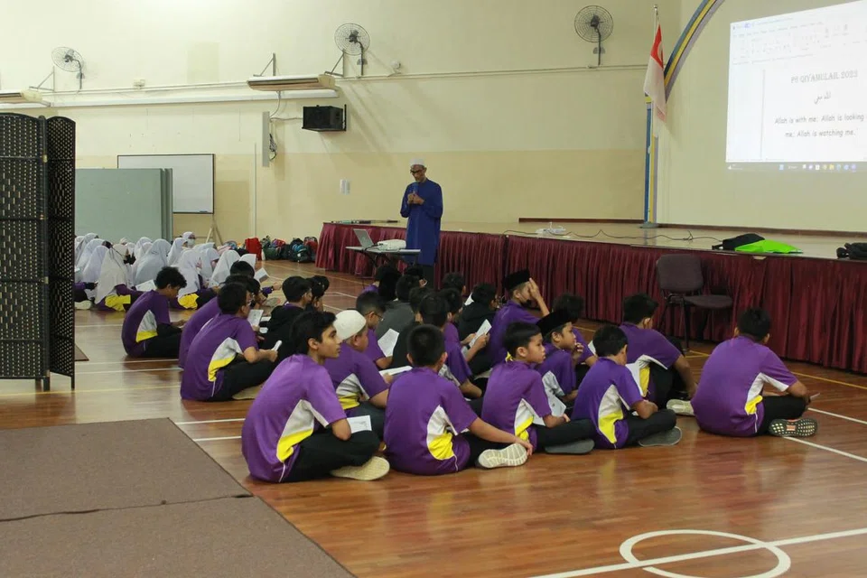 TERUS GEMILANG: Demi memastikan pelajar Madrasah Wak Tanjong terus melahirkan cendekiawan Islam berjaya pada masa depan, sokongan orang ramai amat dihargai.