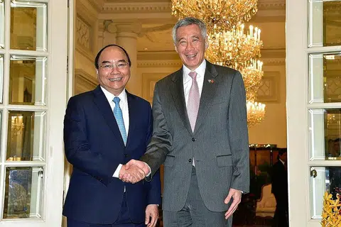 MENGUKUH HUBUNGAN: PM Lee dan Encik Phuc berjabat tangan, mencerminkan hubungan kukuh Singapura dan Vietnam sejak 45 tahun lalu. - Foto BH oleh DESMOND WEE