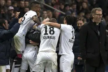 SUDAH JATUH DITIMPA TANGGA: Pengurus PSG, Laurent Blanc, begitu hampa melihat pasukannya disekat lawan dalam perlawanan domestik hujung minggu lalu. Blanc turut melihat beberapa pemain utama mengalami kecederaan sebelum pertemuan penting dengan Chelsea dalam Liga Juara-Juara nanti. - Foto REUTERS