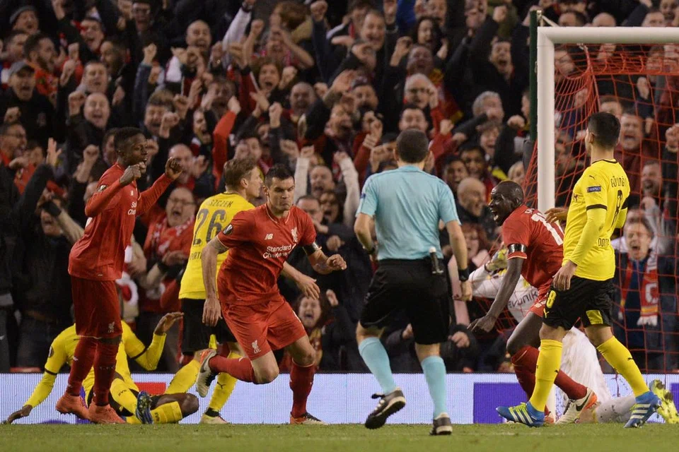 JARINGAN YANG MERUBAH NASIB LIVERPOOL: Pemain pertahanan Liverpool, Dejan Lovren (empat dari kanan), berlari kegembiraan selepas berjaya menjaringkan gol kemenangan pasukannya ke atas Dortmund dalam pertandingan Liga Europa di Stadium Anfield Khamis lalu. - Foto AFP