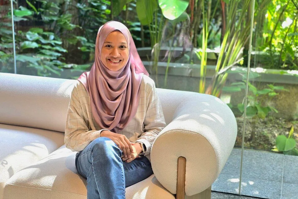 Kini, Cik Danyya Ateera, bukan lagi remaja ketakutan seperti dulu dan merupakan seorang karyawan keselamatan dan ibu dua anak kecil.