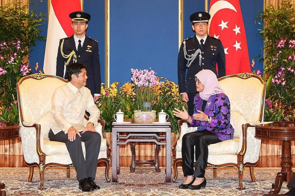 BANYAK SKOP PERLUAS KERJASAMA: Dalam pertemuan mereka di Istana semalam, Presiden Halimah Yacob dan Presiden Ferdinand Marcos Jr bersetuju ada lebih banyak skop untuk memperluas kerjasama antara Singapura dan Filipina. - Foto-foto ZAOBAO