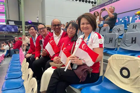 Presiden Tharman Shanmugaratnam (tiga dari kanan); isterinya, Puan Jane Ittogi (dua dari kanan); Duta Besar Singapura ke Perancis, Cik Foo Teow Lee (kanan); serta pegawai pasukan lawan pedang Singapura menyaksikan perlawanan lawan pedang atlet Singapura, Amita Berthier, menentang pemain Amerika Syarikat, Lauren Scruggs, pada 28 Julai. 