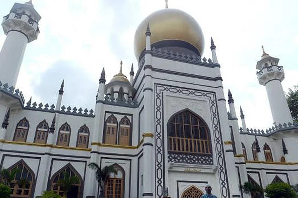 TERSERGAM GAH: Masjid Sultan di Muscat Street selepas kerja peningkatannya yang menelan belanja sekitar $5 juta selesai pada bulan lalu. Ia dirasmikan Perdana Menteri, Encik Lee Hsien Loong. - Foto fail