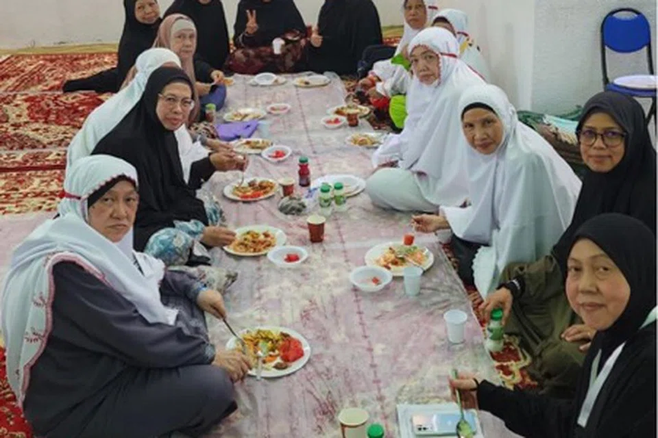 JEMAAH BERSELERA: Hagel Travel & Tours memastikan jemaah menikmati makanan yang lazat ketika menunaikan ibadah haji. Gambar diambil ketika jemaah makan siang di penginapan Shisha.