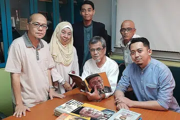 TEKAD PULIHKAN PERSATUAN: Antara anggota eksko baru Majlis Pusat ialah (dari kiri) Encik Irianto Safari (Naib Presiden), Cik Rosni Ahmad, Encik Muhammad Zuhaili Sabudin, Encik Suri Abu (Presiden), Encik Haron Sikin dan Encik Ahmad Firdaus Daud (Setiausaha Agung). - Foto BM oleh NAZRY MOKHTAR