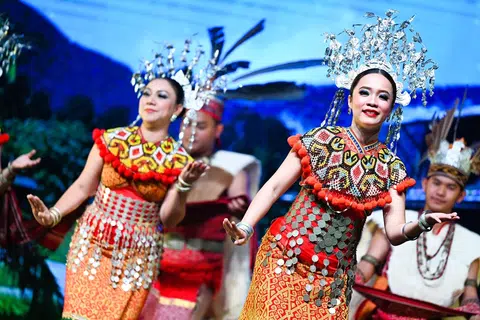 Penari daripada Majlis Seni Sarawak mempersembahkan tarian, ‘Ngajat Pua Kumbu’.