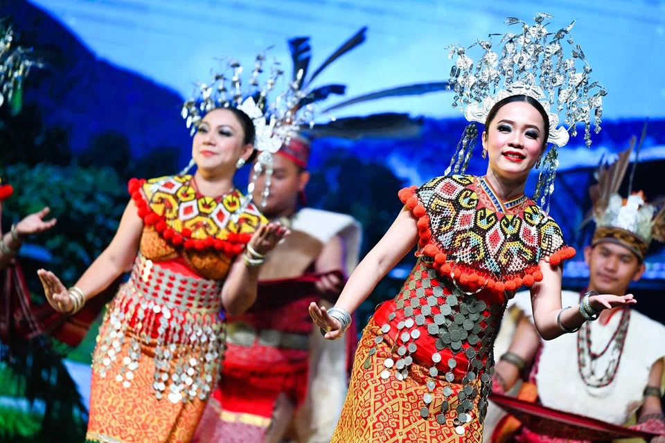 Penari daripada Majlis Seni Sarawak mempersembahkan tarian, ‘Ngajat Pua Kumbu’.