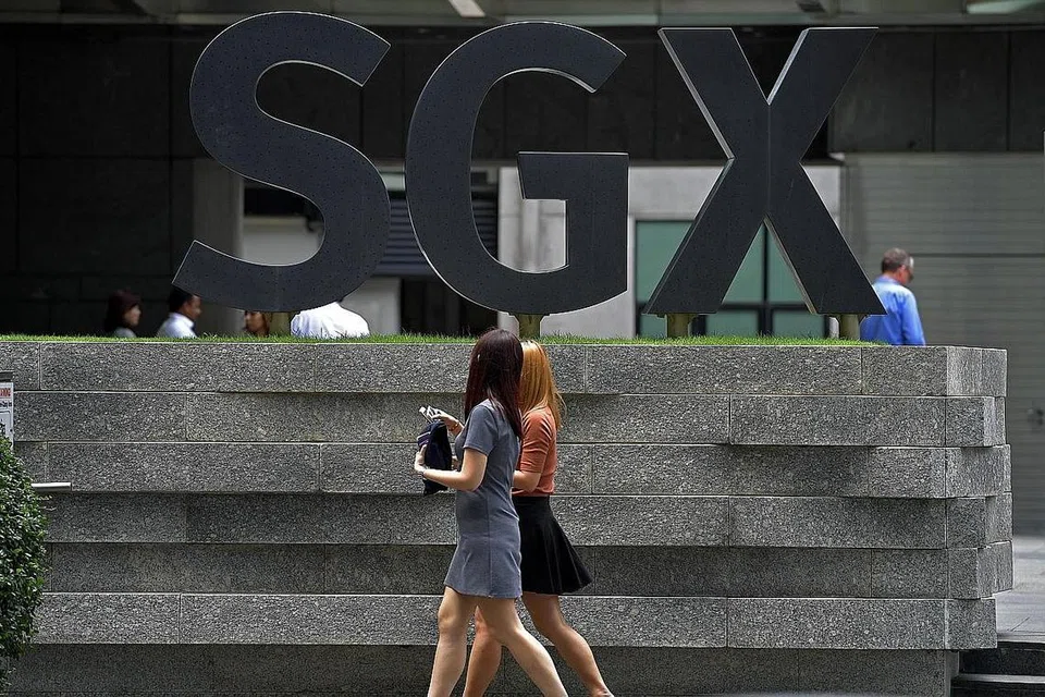 KENAIKAN DIJANGKAKAN: Dua wanita berjalan di depan bangunan Pusat SGX semalam. Indeks Straits Times (STI) naik 0.82 peratus atau 25.84 mata kepada 3163.27 pada sebelah petang semalam. - Foto THE STRAITS TIMES