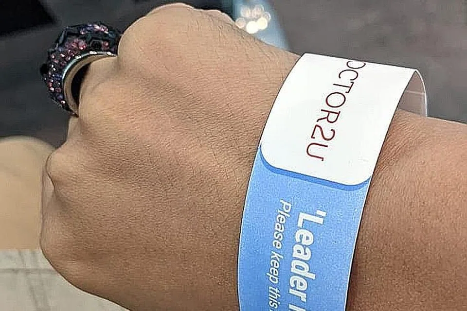 IKUTI PROTOKOL: Penumpang yang tiba di KLIA pagi semalam beratur untuk melakukan ujian PCR. Setiap penumpang diwajibkan memakai gegelang biru sebagai penandaan jalani ujian PCR (gambar atas). - Foto-Foto AHMAD SAMION ISMAIa
